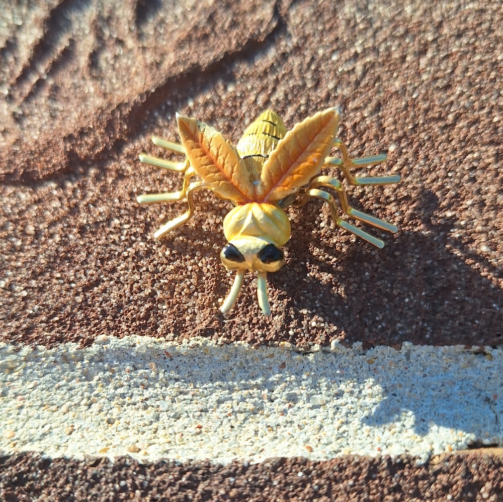 Rare 60's vintage enamel hornet pin